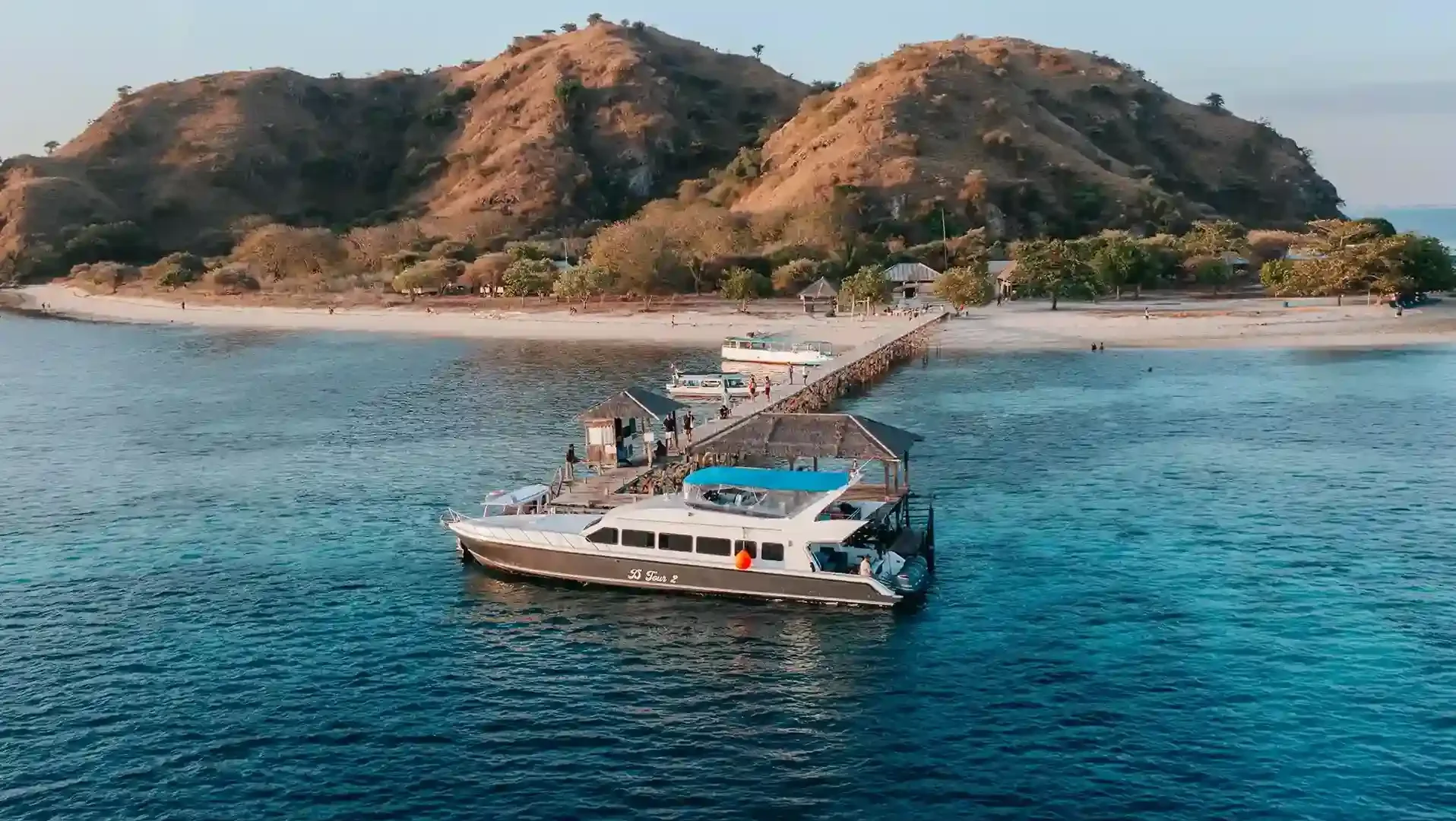 kanawa Island speedboat | Komodo Island Tour | Aura Suci Liveaboard