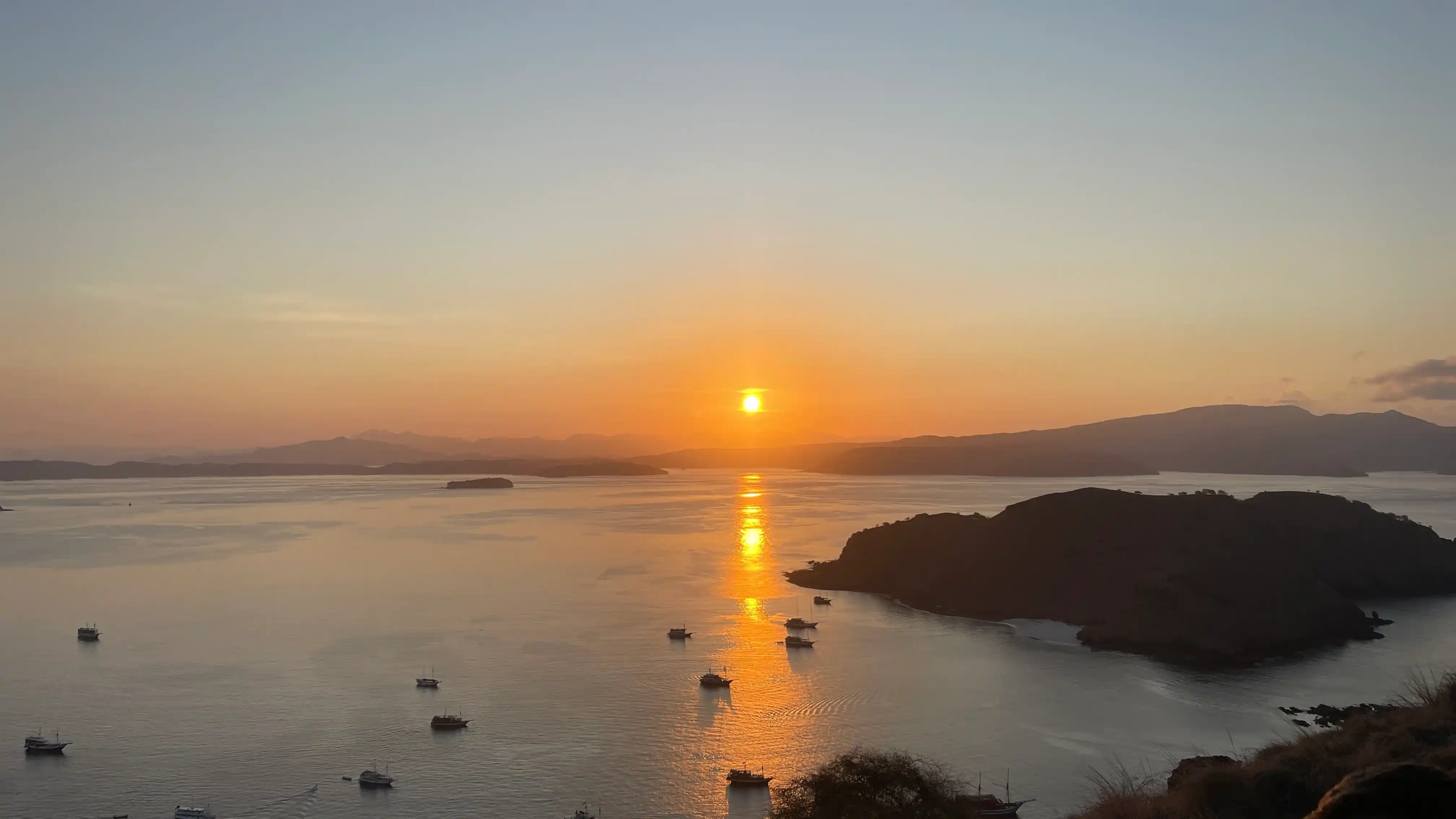 Best Labuan Bajo Phinisi Cruise For Padar Island Sunrise Trek