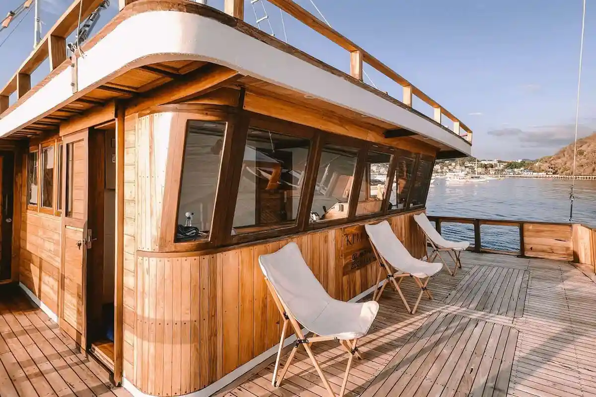 Small Phinisi vs Big Liveaboard in Komodo: Which One Fits Your Trip?